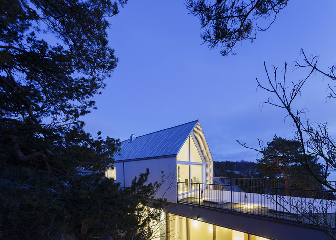 Công trình được thiết kế có tầm nhìn ra biển thơ mộng. Với rất nhiều ô cửa kính lớn, ngôi nhà lúc nào cũng tràn ngập ánh sáng mặt trời.