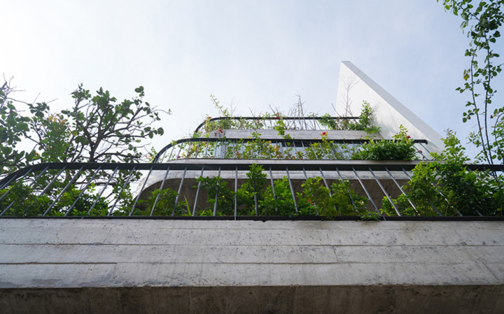 Trên diện tích 120m2 ngôi nhà được xây 4 tầng với cấu trúc không gian theo lối phân sàn phổ biến của nhà phố Việt Nam.