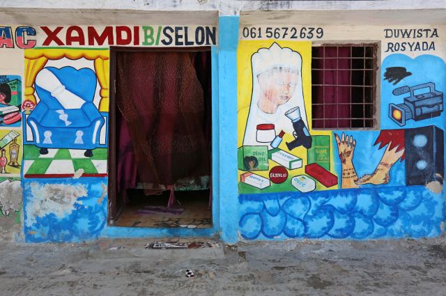 Một bức tranh tường ngoại khu 1 cửa hàng ở quận Hamarweyne, Mogadishu, Somali.