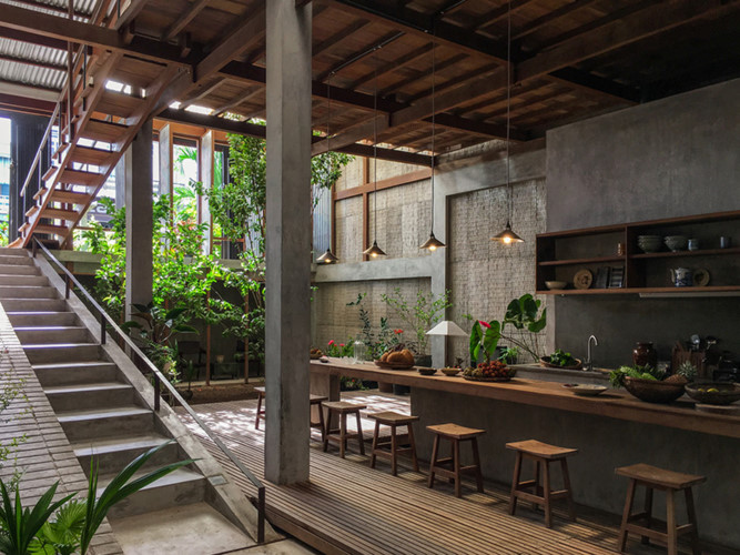  Khác với những ngôi nhà bình thường, công trình này được thiết kế với một tầng hầm nằm thấp hơn so với mặt đường nhưng vô cùng thoáng mát với nhiều cây xanh. 