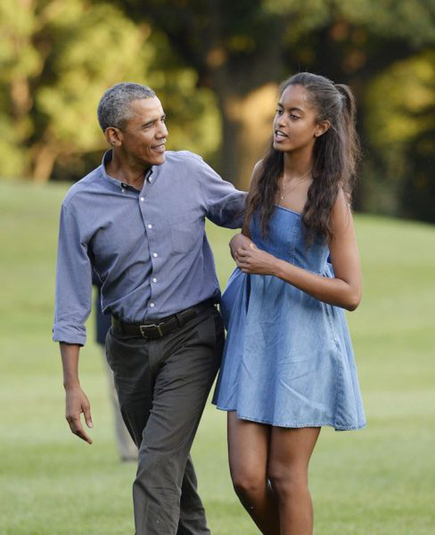 Hầu như chẳng mấy ai nhìn thấy sự hiện diện của ông Obama cùng con gái lớn tại trường Đại học Harvard.