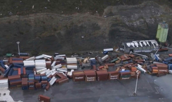 
Cảnh tượng containers chở hàng ngổn ngang sau khi siêu bão quái vật đi qua. Ảnh: Reuters

