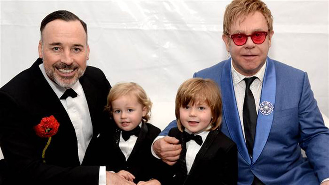 Elton John và David Furnish bên hai con.