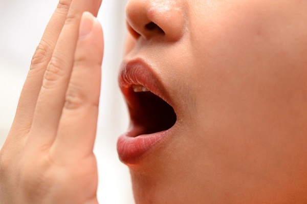Hơi thở có mùi là một trong những dấu hiệu rõ rệt của viêm amidan mãn tính.