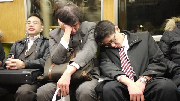
Họ luôn tỏ ra mệt mỏi và thiếu ngủ do cường độ công việc quá lớn - (Ảnh minh họa).
