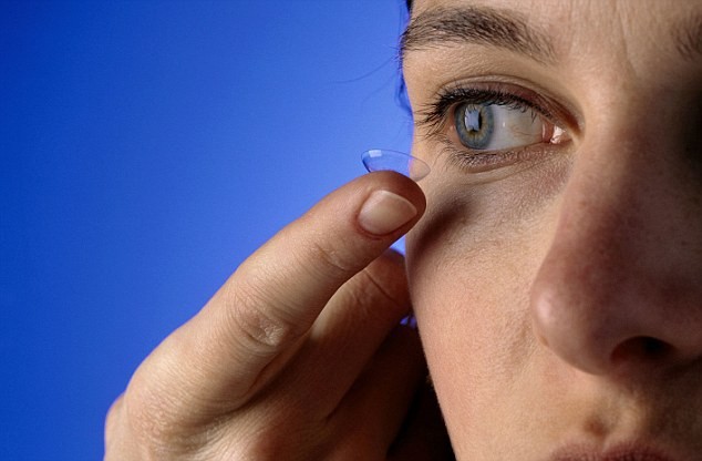 Không sử dụng đúng cách, kính áp tròng có thể gây nhiễm trùng mắt, dẫn đến hiện tượng mờ mắt.
