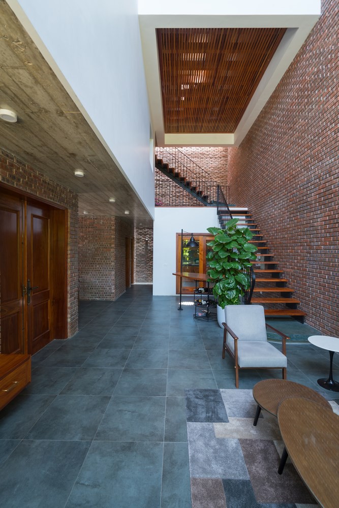 Công trình với tên Nhà V3, sở hữu lối xây dựng kiểu thoáng đãng và nhiều. Bước vào bên trong ngôi nhà con người mang cảm giác như đang đi vào 1 hang động tĩnh lặng và yên bình.