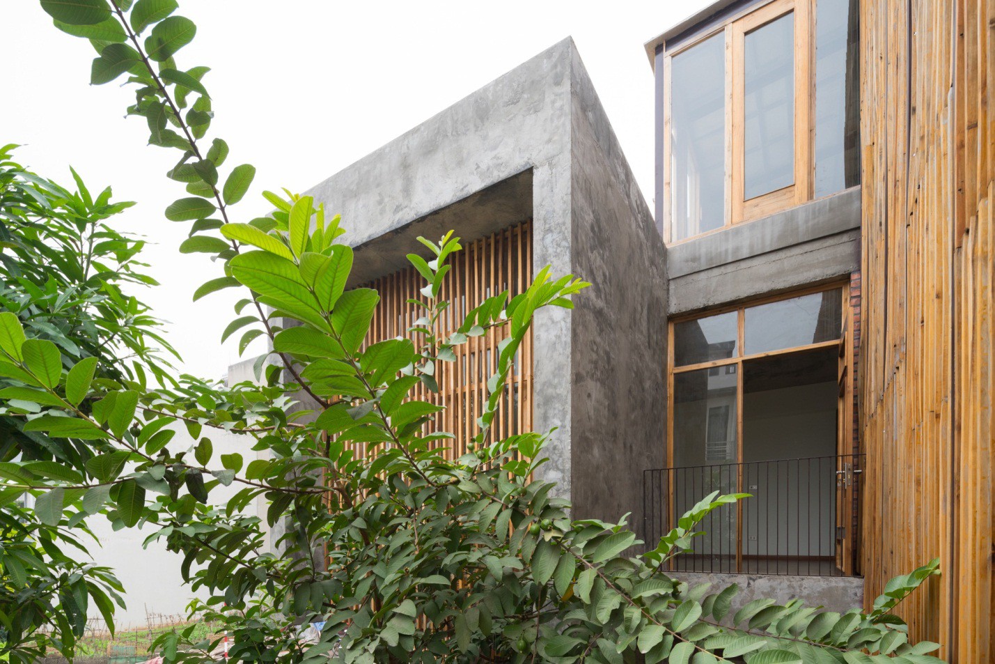 Trên diện tích đất 72m2 ngôi nhà được thiết kế 3 tầng với sân vườn cây cối bao quanh.