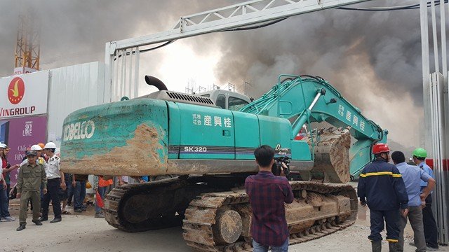 Xe chữa cháy và máy múc cũng được điều đến hiện trường.