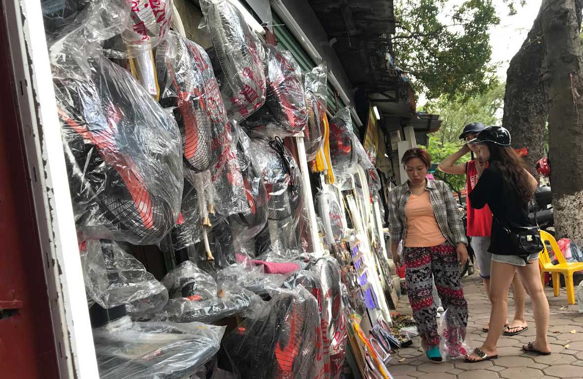 Không gian cửa hàng được tận dụng tối đa để trưng bày hàng hóa, khách đứng mua chỉ có thể đứng bên ngoài vỉa hè xem hàng.