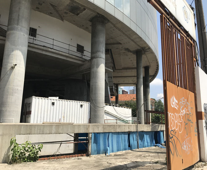 Bên trong công trình hoang vắng không bóng người.