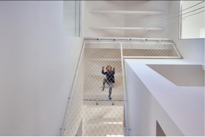 Một sân chơi lý tưởng ngay trong nhà cho những đứa trẻ. Nhờ được làm rất chắc chắn và gắn cố định nên những đứa trẻ có thể thoải mái chơi đùa mà không hề phải lo sợ.