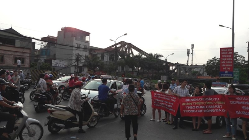 Cư dân Mipec Long Biên mang cả băng rôn ra ngoài đường, sự việc thu hút sự hiếu kỳ của người qua đường.