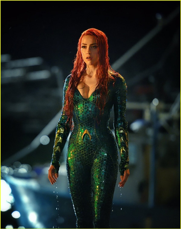 
Amber Heard đang trong quá trình ghi hình bộ phim bom tấn Aquaman của hãng DC. Trong phim cô thủ vai Mera - nữa hoàng biển Altantis và là vợ của Aquaman (do Jason Momoa đóng).
