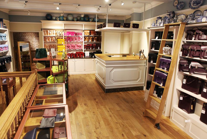 Bên trong một cửa hàng bán lẻ của Cambridge Satchel Company