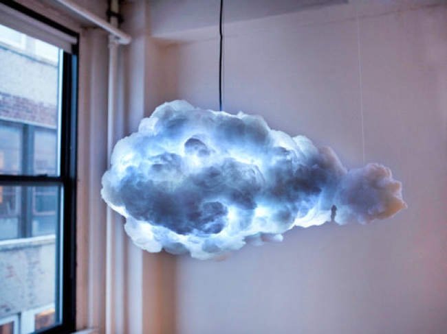 Đám mây tí hon trong ảnh thực chất là chiếc đèn do hãng Kaufman Mercantile thiết kế. Ngoài khả năng chiếu sáng, chiếc đèn này còn có thể tạo ra âm thanh của một cơn bão, bao gồm tiếng sấm sét và mưa. Bên cạnh đó, bạn có thể tùy chỉnh độ sáng và màu sắc của nó. Một chiếc đèn đám mây như thế này có giá khoảng 3.360 USD (76 triệu đồng).