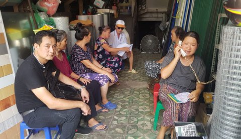 
Người dân tập trung tại số nhà 365 phố La Thành thông tin với VietNamNet
