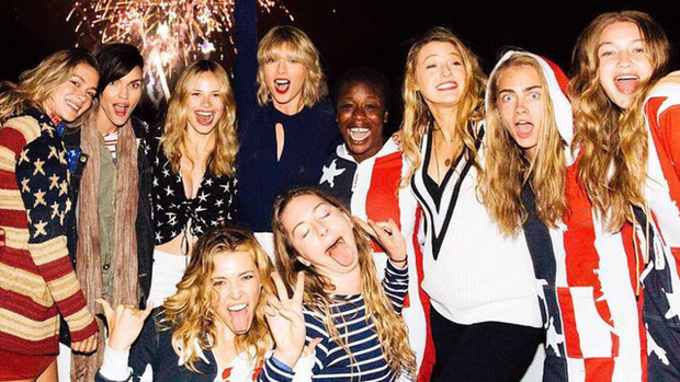 Ngoài áo tắm, bạn cũng nên sắm bộ đồ ngủ có màu cờ Mỹ để hòa nhập với nhóm bạn của Taylor