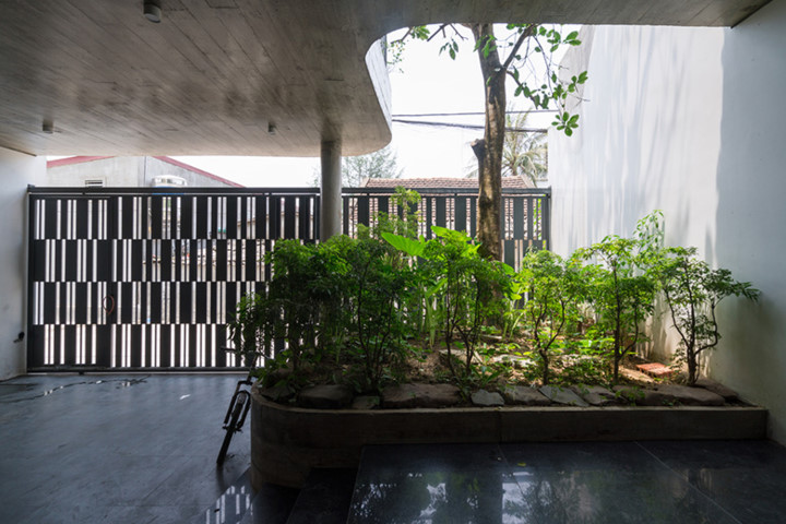 Không gian tầng 1 dành cho khu vực để xe, phòng khác, bếp và khu vực ăn uống rộng thoáng. Bên cạnh đó còn có những khoảng vườn nhỏ nơi giếng trời tràn ngập cây xanh.