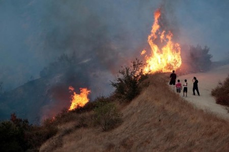 Gió to khiến ngọn lửa bùng phát. Ảnh: Reuters