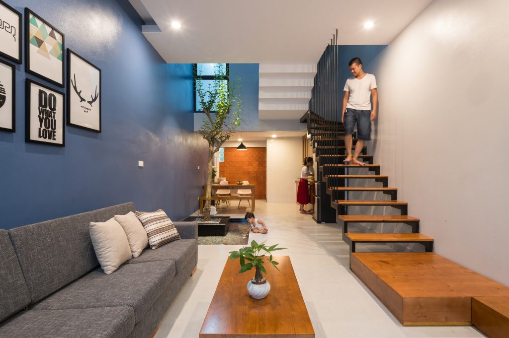 Chủ của ngôi nhà này là một cặp vợ chồng trẻ cùng con gái nhỏ. Mong muốn của họ là sở hữu một không gian sống thoáng mát, nhiều cây xanh nhưng lại phải hiện đại với khoản chi phí hạn chế.