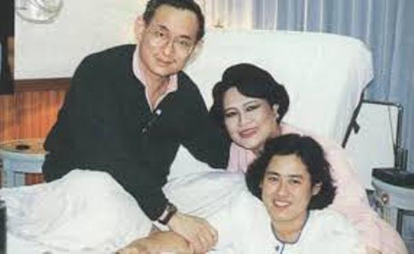 Công chúa Sirindhorn chụp cùng cha mẹ là Quốc vương Bhumibol Adulyadej và Hoàng hậu Sirikit.