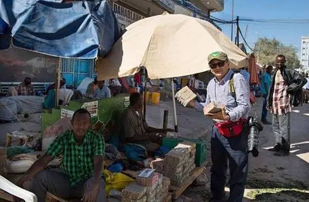 
Nếu tới vùng đất này bạn hãy mua thử một xấp tiền để thử cảm giác cầm cả núi tiền xem sao.
