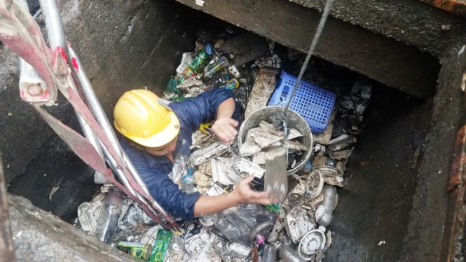 Theo TS.Phạm Sanh, nếu ngăn được rác xuống cống có thể giúp giảm ngập 20-30%.