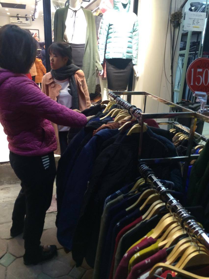 Chị Hường ( quận Đống Đa, TP. Hà Nội) cho biết, năm nay lạnh nhanh quá, mới có 1 ngày mà thời tiết giảm bất ngờ đến gần chục độ.