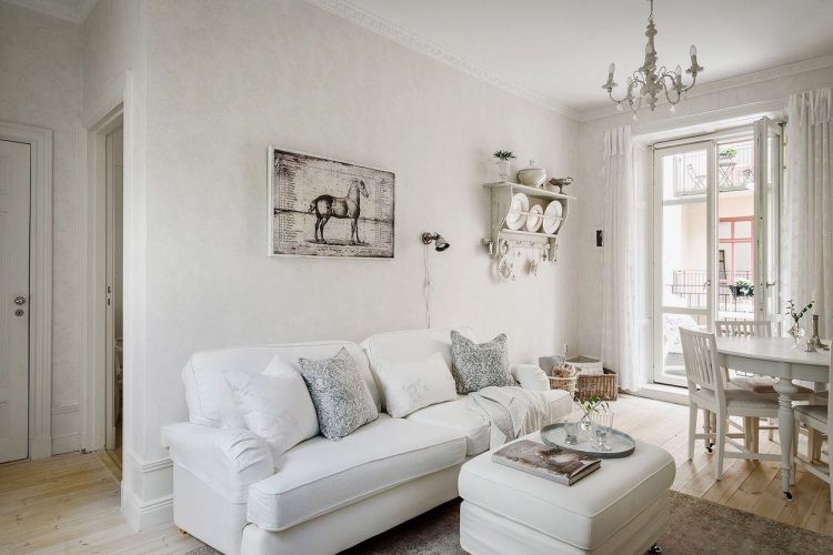 Không gian phòng khách được ưu tiên đặt ngay giữa trung tâm ngôi nhà, nơi tràn ngập ánh sáng và có một ban công mở ra bên ngoài tuyệt đẹp.