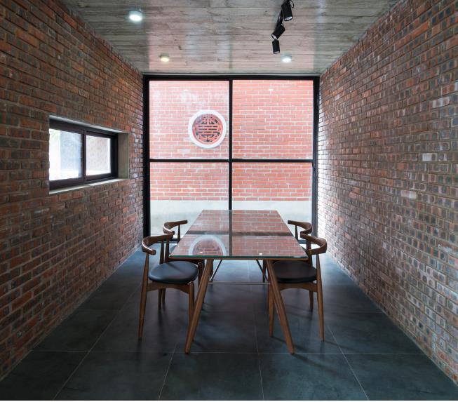 phần lớn hầu hết các bức tường trong ngôi nhà đặc thù này đều được xây gạch thô tạo không gian vừa mới mẻ, nhưng lại cực kỳ thân quen xưa cũ.