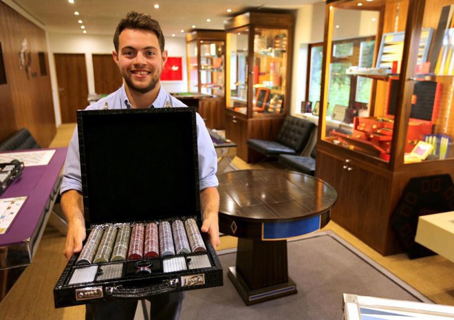 Đã có tiền sắm bộ bài poker hoành tráng cỡ này thì có chơi cũng chỉ là cho vui thôi.