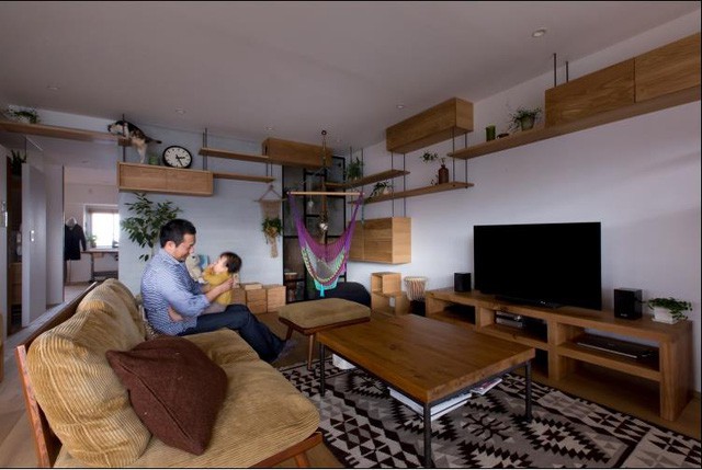 
Không gian phòng khách ưu ái sử dụng toàn bộ nội thất gỗ. Bộ bàn ghế gỗ màu nâu trầm, kệ ti vi bằng gỗ với nhiều ngăn thoải mái nhu cầu trữ đồ cho chủ nhà.

 
