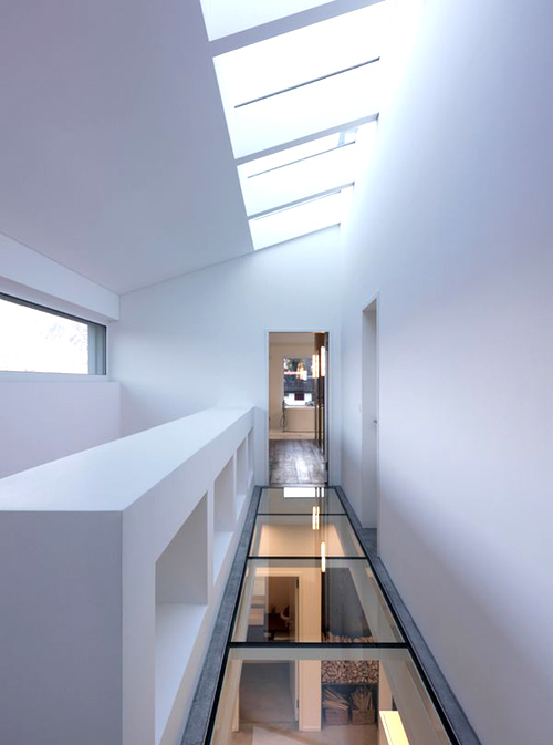Đối với những không gian chật hẹp, nhà mặt thoáng lấy sáng tự nhiên ít, không có giếng trời thì viêc sử dụng sàn kính là giải pháp tối ưu. Ánh sáng sẽ xuyên suốt từ mái nhà, qua các sàn kính tầng dưới để chiếu sáng cho toàn ngôi nhà. 