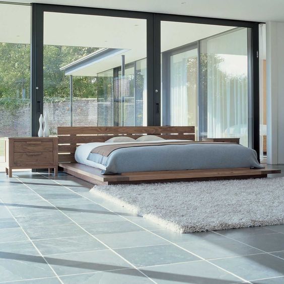 Những chiếc giường trệt được làm bằng gỗ vừa tạo cảm giác ấm cũng vừa giúp không gian trở nên thoáng rộng. (Ảnh Pinterest). 