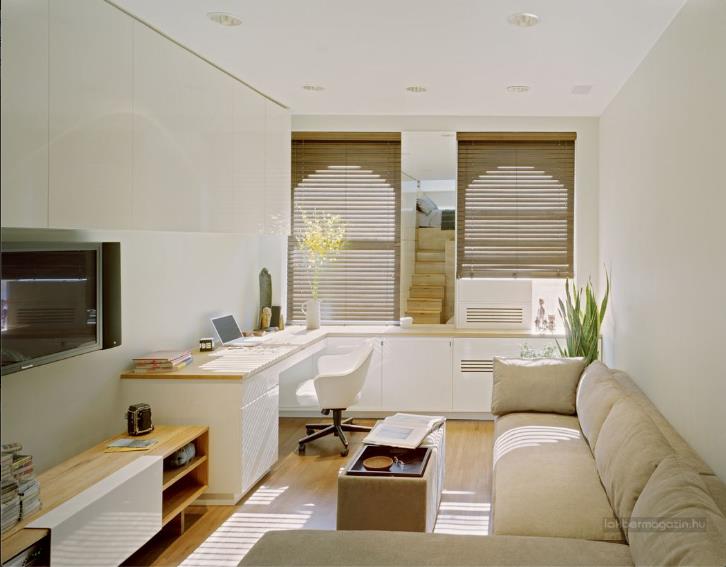 Nội thất phòng khách rất đơn giản chỉ với ghế sofa, một bàn trà nhỏ và một chiếc ti vi gắn cố định vào tường để tiết kiệm diện tích.
