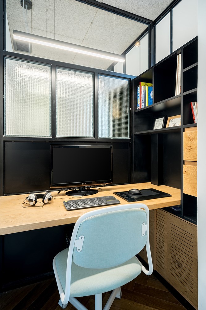 Bên trong mỗi buồng làm việc là đầy đủ trang thiết bị phục vụ cho công việc của chủ nhân ngôi nhà.