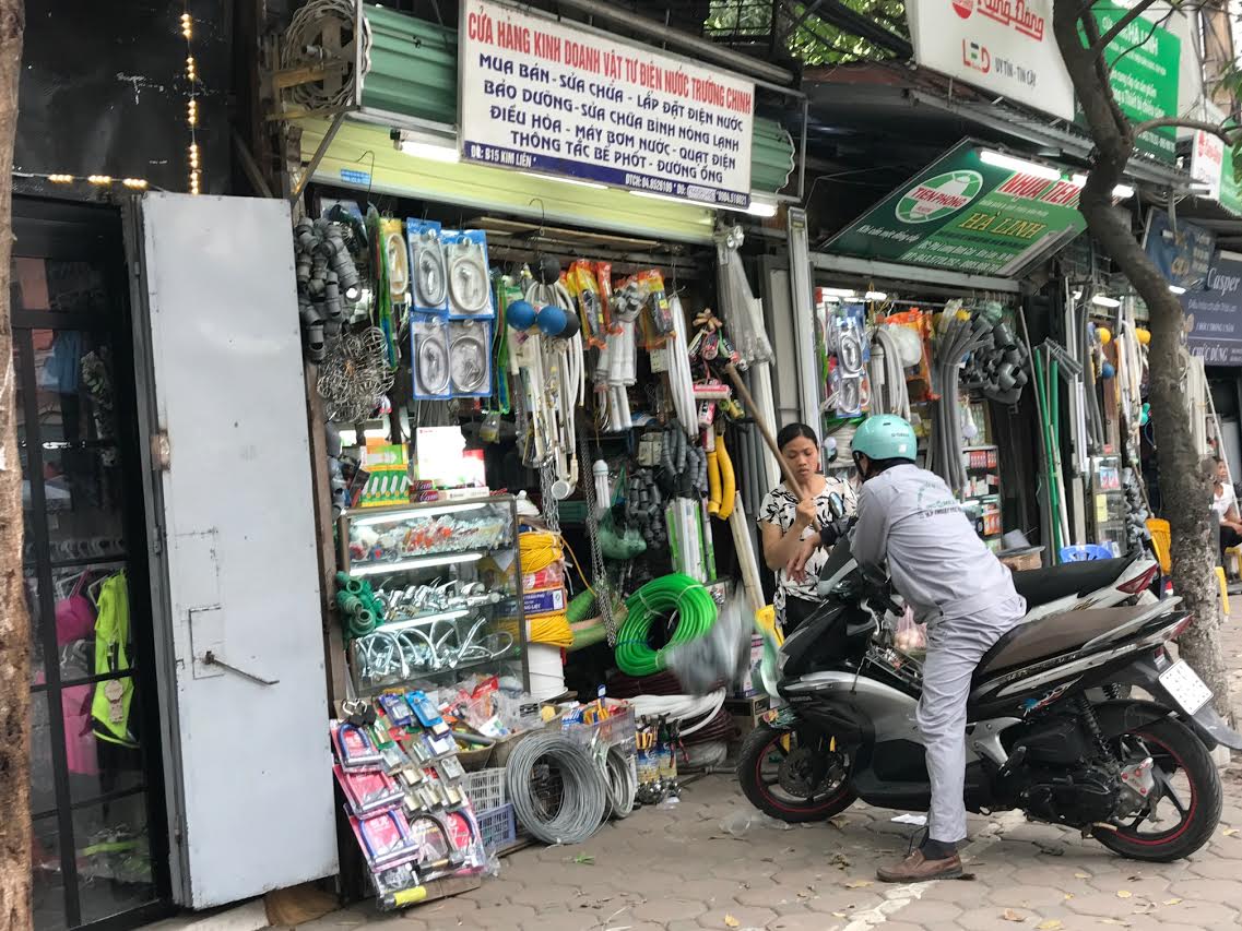 Chiếc gậy dài hơn 1m là công cụ để chủ cửa hàng móc đồ ra cho khách xem.