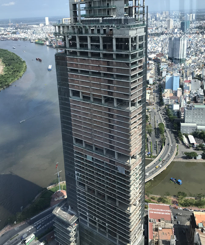 Khối bê tông Saigon One Tower vẫn soi bóng xuống sông Sài Gòn trong sự tiếc nuối của người dân thành phố.