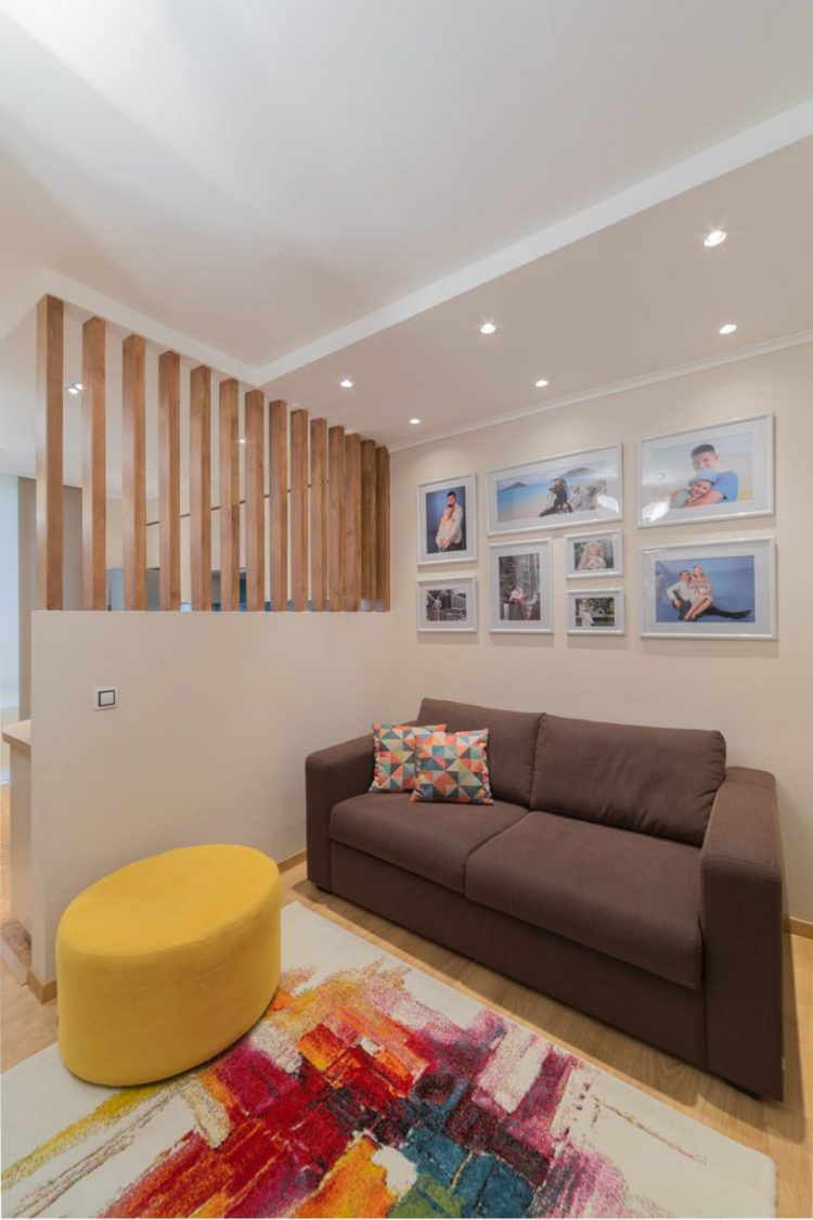 Không gian nơi đây tràn ngập màu sắc với chiếc thảm trải sàn, gối ôm cùng chiếc ghế nhỏ xinh màu vàng bắt mắt. Trên bức tường chủ nhà còn nhấn nhá bằng những bức tranh gia đình hạnh phúc.