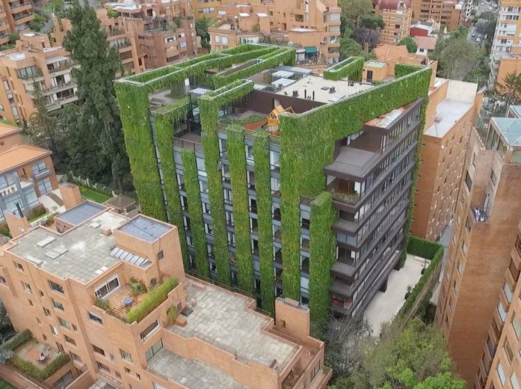 Khu vườn xanh thẳng đứng còn có vai trò như một lớp cách nhiệt tự nhiên cho toàn bộ tòa nhà, làm giảm nhiệt độ bên trong các căn hộ trong những ngày hè nóng bức, từ đó giảm thiểu việc sử dụng điều hòa và tiết kiệm được một lượng điện khổng lồ.