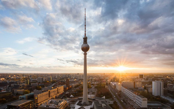 Berlin: Nếu bạn muốn có một mùa hè tuyệt vời ở Châu Âu cùng những người bạn thì Berlin thực sự là thành phố không thể bỏ qua. Đến đây vào tháng 8 ngoài tiết kiệm chi phí, các bạn còn có cơ hội trải nghiệm Lễ hội bia quốc tế hào hứng và đầy thú vị.