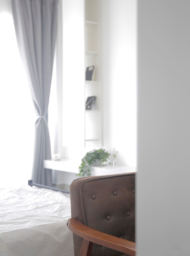 Nhờ cách bố trí không gian này mà mỗi sáng tỉnh dậy chủ nhân có thể hưởng trọn ngày mới, thư thái đón chào những tia nắng ấm áp nhất của bình minh ngay trên giường ngủ.