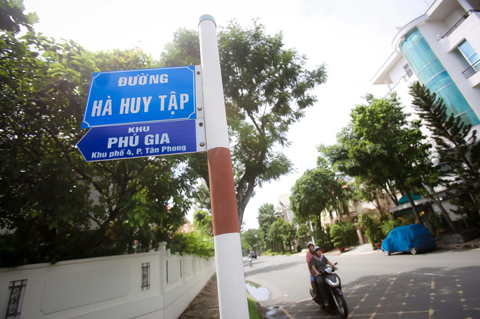 Khu Biệt thự Phú Gia (Phú Mỹ Hưng) lô H21, 22, 27, 28 số 1 Hà Huy Tập, phường Tân Phong, quận 7, TP HCM sắp bị ngân hàng thu giữ để xử lý nợ. Ảnh: Hoàng Triều