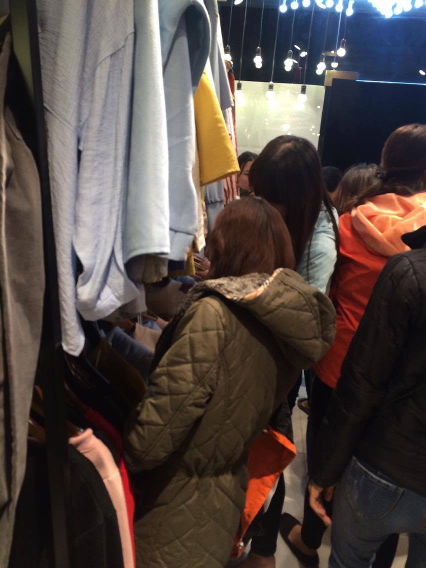 Hiện, dòng áo len nhiều kiểu dáng cho nam và nữ có giá dao động từ 200.000 đồng – 600.000 đồng. Riêng các loại áo khoác dày với đủ chất liệu dạ, da, nỉ... màu sắc phong phú, mẫu mã trẻ trung, hiện đại có giá dao động khá lớn từ 300.000-500.000 đồng cho tới vài triệu đồng.