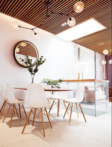  Phòng khách và khu vực bếp, bàn ăn được bố trí chung trong cùng một không gian mở thông thoáng. Toàn bộ trần nhà được làm bằng hệ lam gỗ đắt tiền. 
