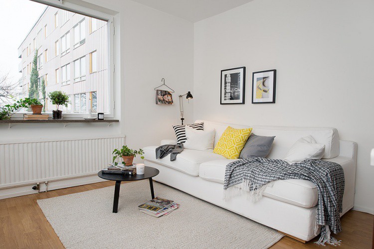  Góc tiếp khách được thiết kế đơn giản với chiếc ghế sofa dài kê sát tường, bên cạnh là bàn cafe nhỏ có thể dễ dàng cất gọn khi không sử dụng. 