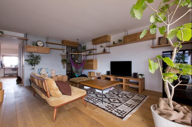 
Với cách sử dụng hầu hết với nội thất, vật dụng bằng gỗ, căn phòng vẫn đẹp và rộng nhờ cách kết hợp màu trắng cho tường và thêm điểm nhấn xinh xắn từ những chậu cây.

 
