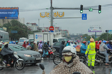 Nỗ lực phân luồng giao thông trên đường Giải Phóng.