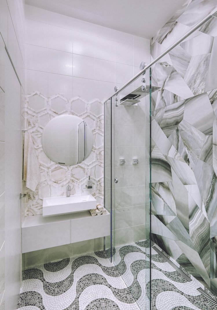 Nhà vệ sinh tuy nhỏ nhưng vô cùng lạ mắt với lối thiết kế phá cách của sàn nhà và tường.